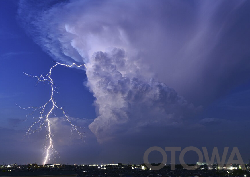 The 16th 雷写真コンテスト受賞作品 Academic Work Prize -Accompanied by an anvil cloud-